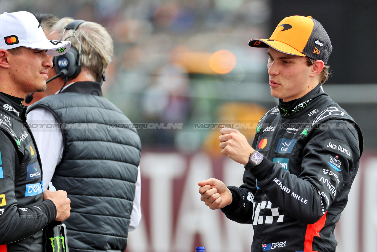 GP GRAN BRETAGNA, (L to R): Lando Norris (GBR) McLaren with Oscar Piastri (AUS) McLaren in qualifying parc ferme.

05.07.2025. Formula 1 World Championship, Rd 12, British Grand Prix, Silverstone, England, Qualifiche Day.

- www.xpbimages.com, EMail: requests@xpbimages.com © Copyright: Davenport / XPB Images