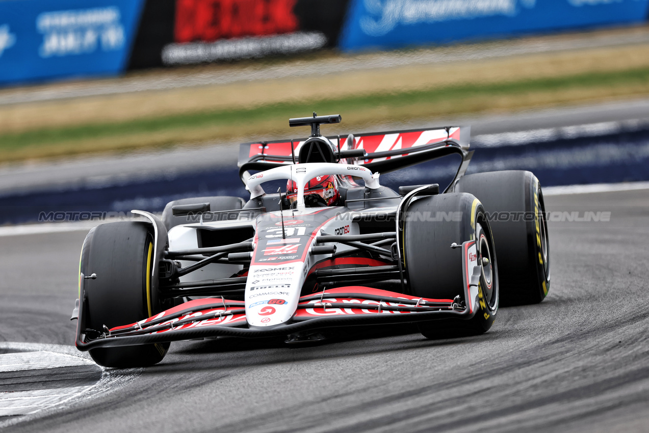 GP GRAN BRETAGNA, Esteban Ocon (FRA) Haas VF-25.

05.07.2025. Formula 1 World Championship, Rd 12, British Grand Prix, Silverstone, England, Qualifiche Day.

 - www.xpbimages.com, EMail: requests@xpbimages.com © Copyright: Rew / XPB Images