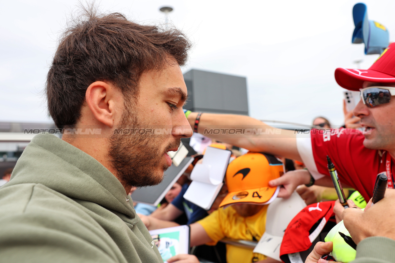 GP GRAN BRETAGNA, Pierre Gasly (FRA) Alpine F1 Team with fans.

04.07.2025. Formula 1 World Championship, Rd 12, British Grand Prix, Silverstone, England, Practice Day.

 - www.xpbimages.com, EMail: requests@xpbimages.com © Copyright: Rew / XPB Images