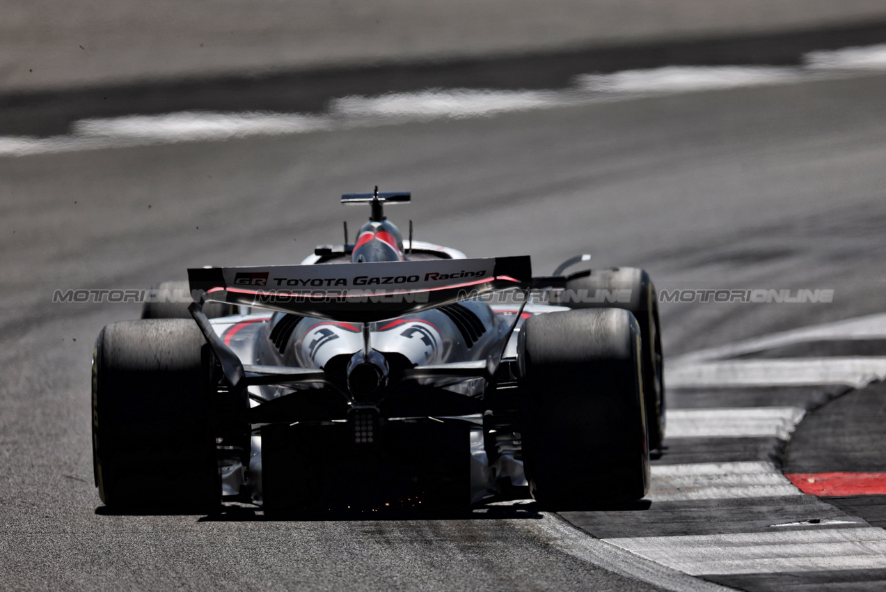 GP GRAN BRETAGNA, Esteban Ocon (FRA) Haas VF-25.

04.07.2025. Formula 1 World Championship, Rd 12, British Grand Prix, Silverstone, England, Practice Day.

 - www.xpbimages.com, EMail: requests@xpbimages.com © Copyright: Rew / XPB Images