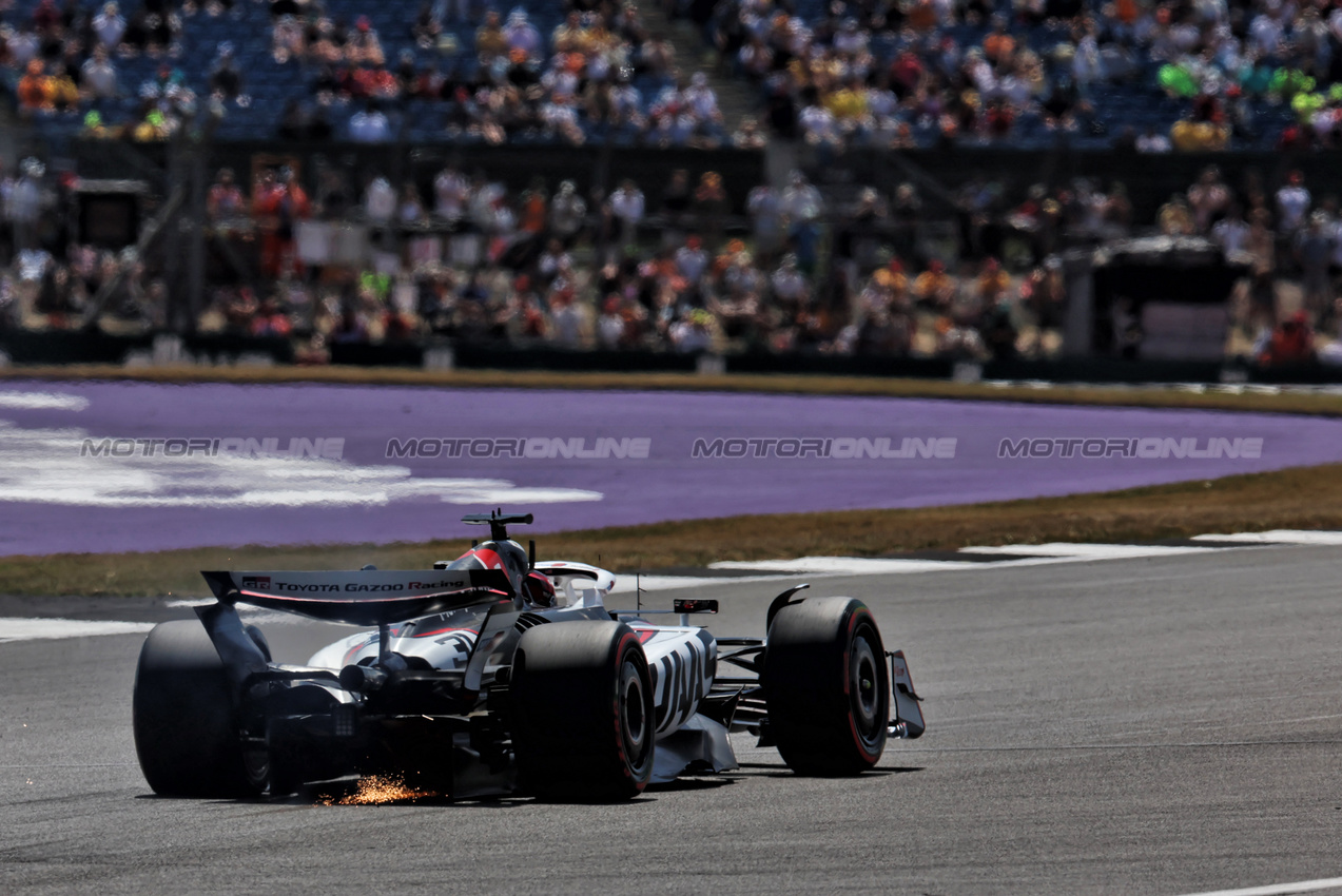 GP GRAN BRETAGNA, Esteban Ocon (FRA) Haas VF-25.

04.07.2025. Formula 1 World Championship, Rd 12, British Grand Prix, Silverstone, England, Practice Day.

 - www.xpbimages.com, EMail: requests@xpbimages.com © Copyright: Rew / XPB Images