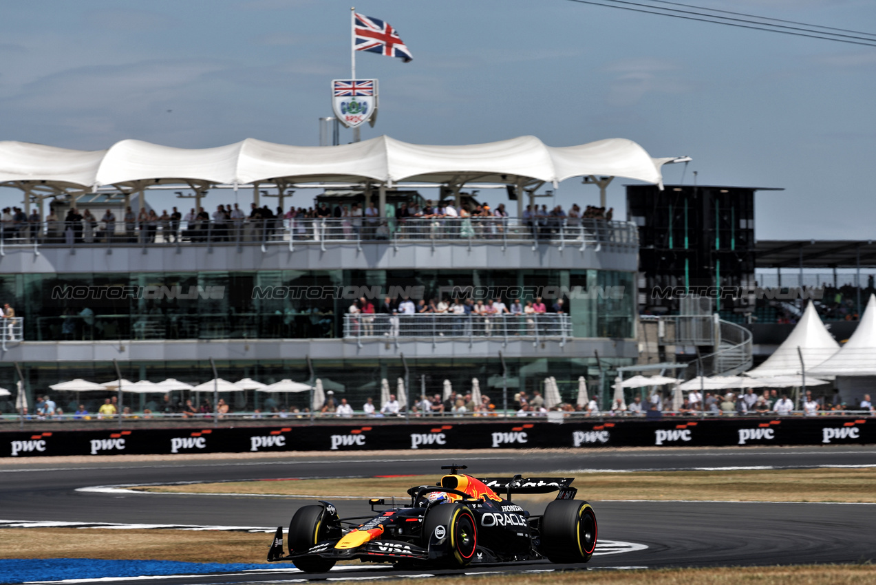 GP GRAN BRETAGNA, Max Verstappen (NLD) Red Bull Racing RB21.

04.07.2025. Formula 1 World Championship, Rd 12, British Grand Prix, Silverstone, England, Practice Day.

- www.xpbimages.com, EMail: requests@xpbimages.com © Copyright: Bearne / XPB Images