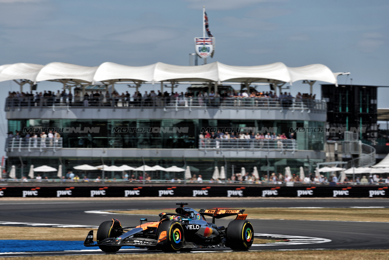 GP GRAN BRETAGNA, Oscar Piastri (AUS) McLaren MCL39.

04.07.2025. Formula 1 World Championship, Rd 12, British Grand Prix, Silverstone, England, Practice Day.

- www.xpbimages.com, EMail: requests@xpbimages.com © Copyright: Bearne / XPB Images