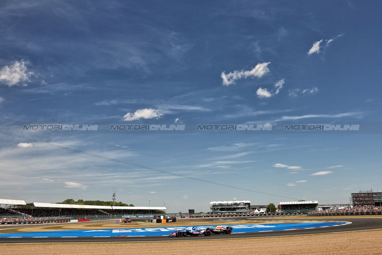 GP GRAN BRETAGNA, Pierre Gasly (FRA) Alpine F1 Team A525 e Max Verstappen (NLD) Red Bull Racing RB21.

04.07.2025. Formula 1 World Championship, Rd 12, British Grand Prix, Silverstone, England, Practice Day.

- www.xpbimages.com, EMail: requests@xpbimages.com © Copyright: Bearne / XPB Images