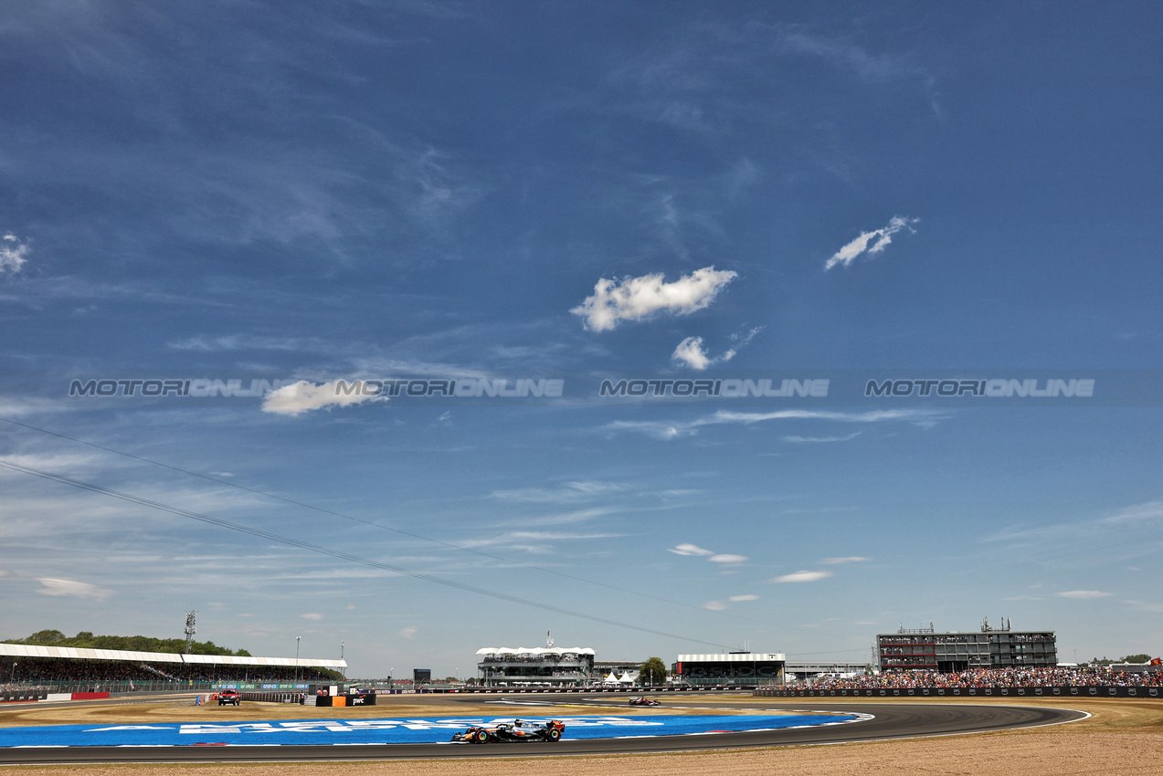 GP GRAN BRETAGNA, Lando Norris (GBR) McLaren MCL39.

04.07.2025. Formula 1 World Championship, Rd 12, British Grand Prix, Silverstone, England, Practice Day.

- www.xpbimages.com, EMail: requests@xpbimages.com © Copyright: Bearne / XPB Images