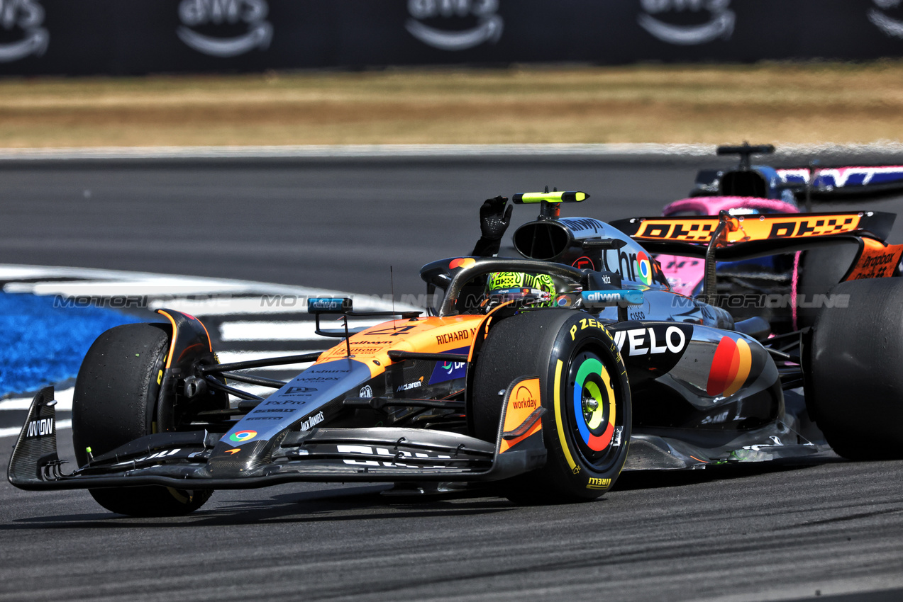 GP GRAN BRETAGNA, Lando Norris (GBR) McLaren MCL39.

04.07.2025. Formula 1 World Championship, Rd 12, British Grand Prix, Silverstone, England, Practice Day.

- www.xpbimages.com, EMail: requests@xpbimages.com © Copyright: Charniaux / XPB Images