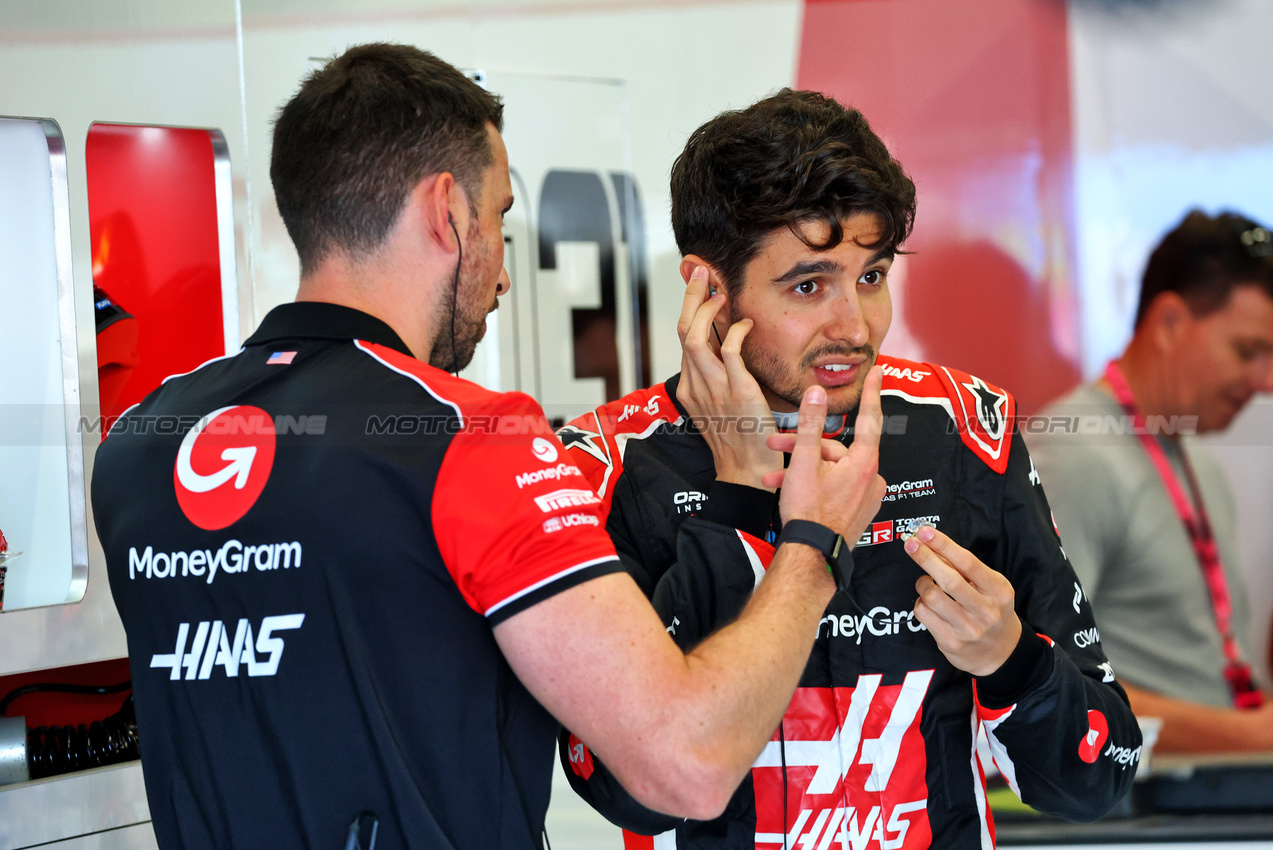 GP GRAN BRETAGNA, Esteban Ocon (FRA) Haas F1 Team.

04.07.2025. Formula 1 World Championship, Rd 12, British Grand Prix, Silverstone, England, Practice Day.

- www.xpbimages.com, EMail: requests@xpbimages.com © Copyright: Batchelor / XPB Images