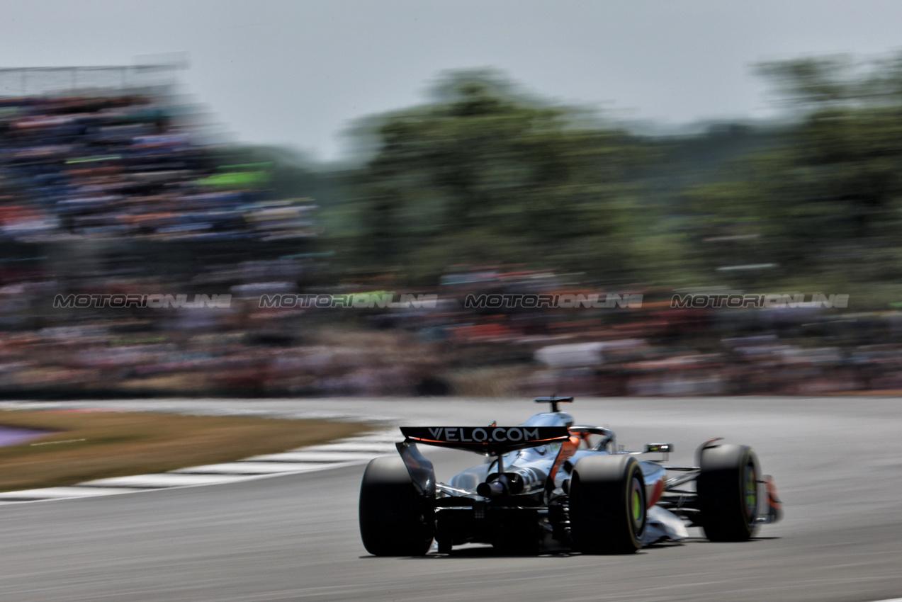 GP GRAN BRETAGNA, Oscar Piastri (AUS) McLaren MCL39.

04.07.2025. Formula 1 World Championship, Rd 12, British Grand Prix, Silverstone, England, Practice Day.

 - www.xpbimages.com, EMail: requests@xpbimages.com © Copyright: Rew / XPB Images