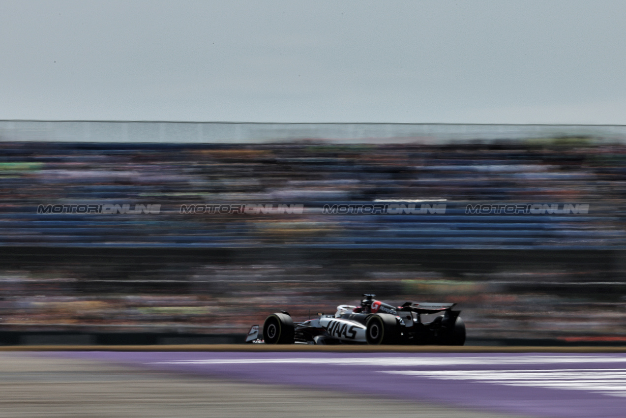 GP GRAN BRETAGNA, Esteban Ocon (FRA) Haas VF-25.

04.07.2025. Formula 1 World Championship, Rd 12, British Grand Prix, Silverstone, England, Practice Day.

 - www.xpbimages.com, EMail: requests@xpbimages.com © Copyright: Rew / XPB Images