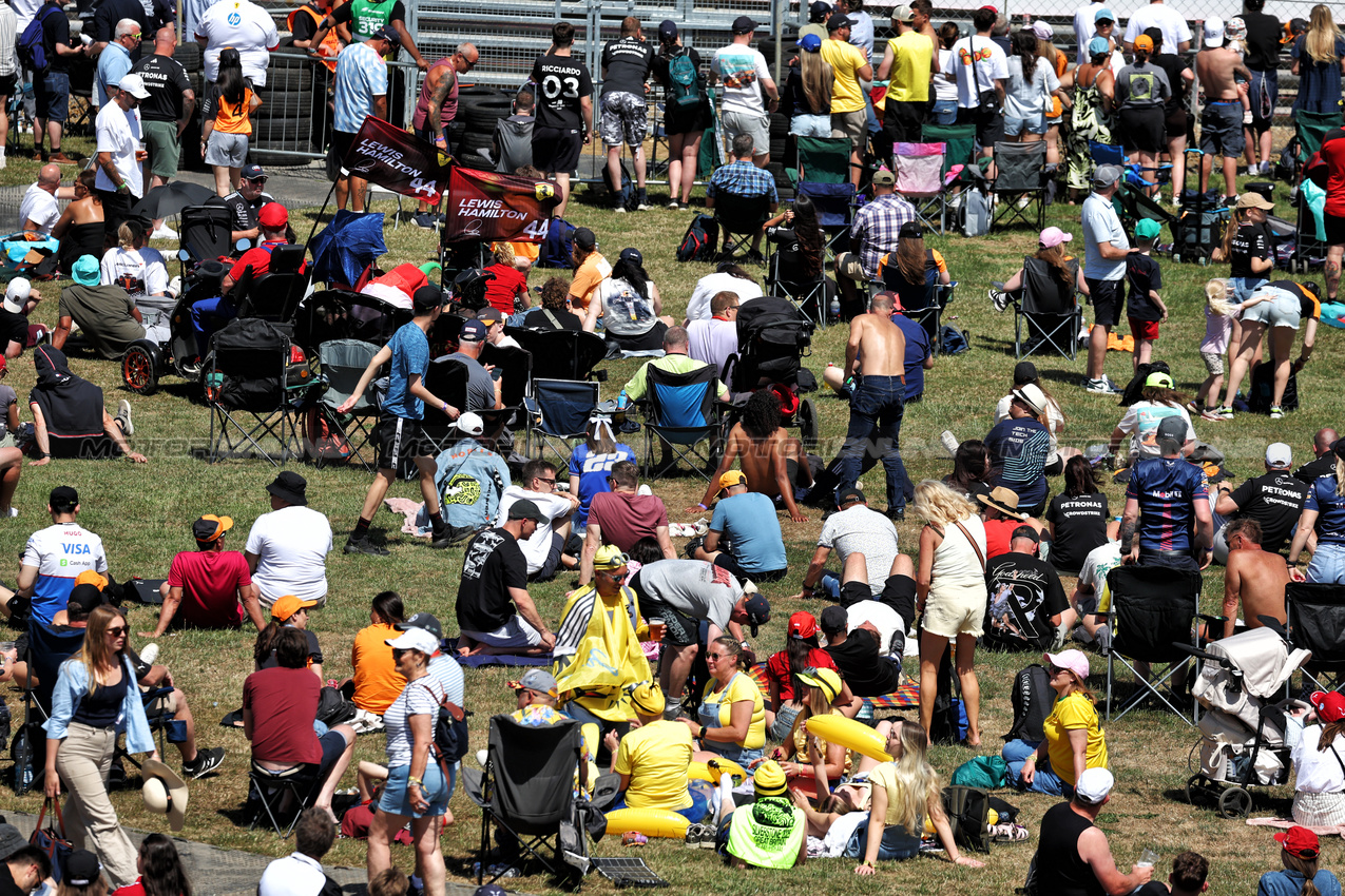 GP GRAN BRETAGNA, Circuit Atmosfera - fans.

04.07.2025. Formula 1 World Championship, Rd 12, British Grand Prix, Silverstone, England, Practice Day.

- www.xpbimages.com, EMail: requests@xpbimages.com © Copyright: Moy / XPB Images