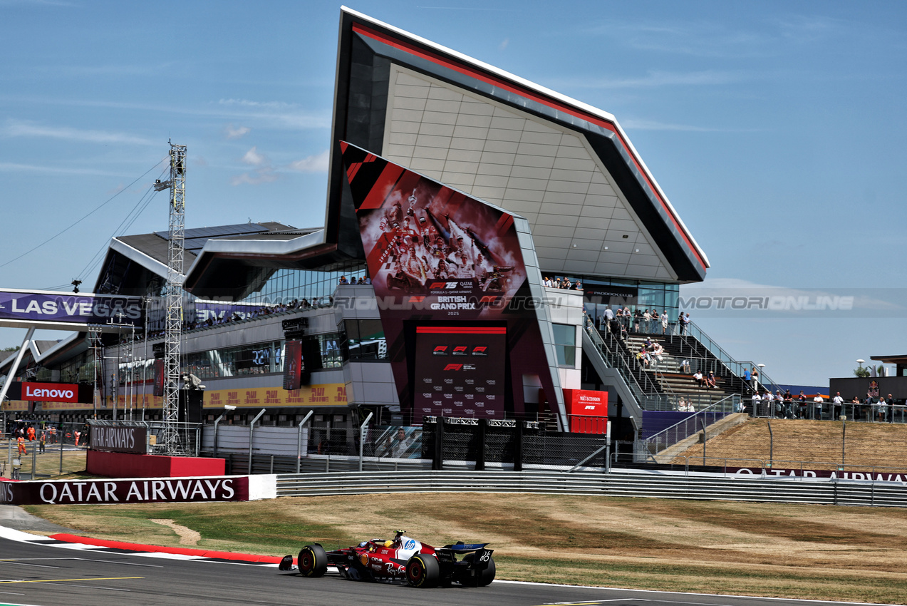 GP GRAN BRETAGNA, Lewis Hamilton (GBR) Ferrari SF-25.

04.07.2025. Formula 1 World Championship, Rd 12, British Grand Prix, Silverstone, England, Practice Day.

- www.xpbimages.com, EMail: requests@xpbimages.com © Copyright: Moy / XPB Images