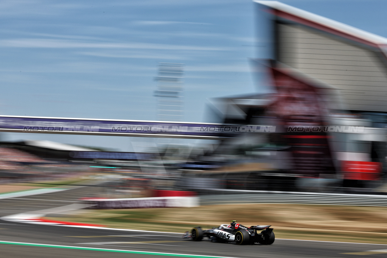 GP GRAN BRETAGNA, Oliver Bearman (GBR) Haas VF-25.

04.07.2025. Formula 1 World Championship, Rd 12, British Grand Prix, Silverstone, England, Practice Day.

- www.xpbimages.com, EMail: requests@xpbimages.com © Copyright: Moy / XPB Images