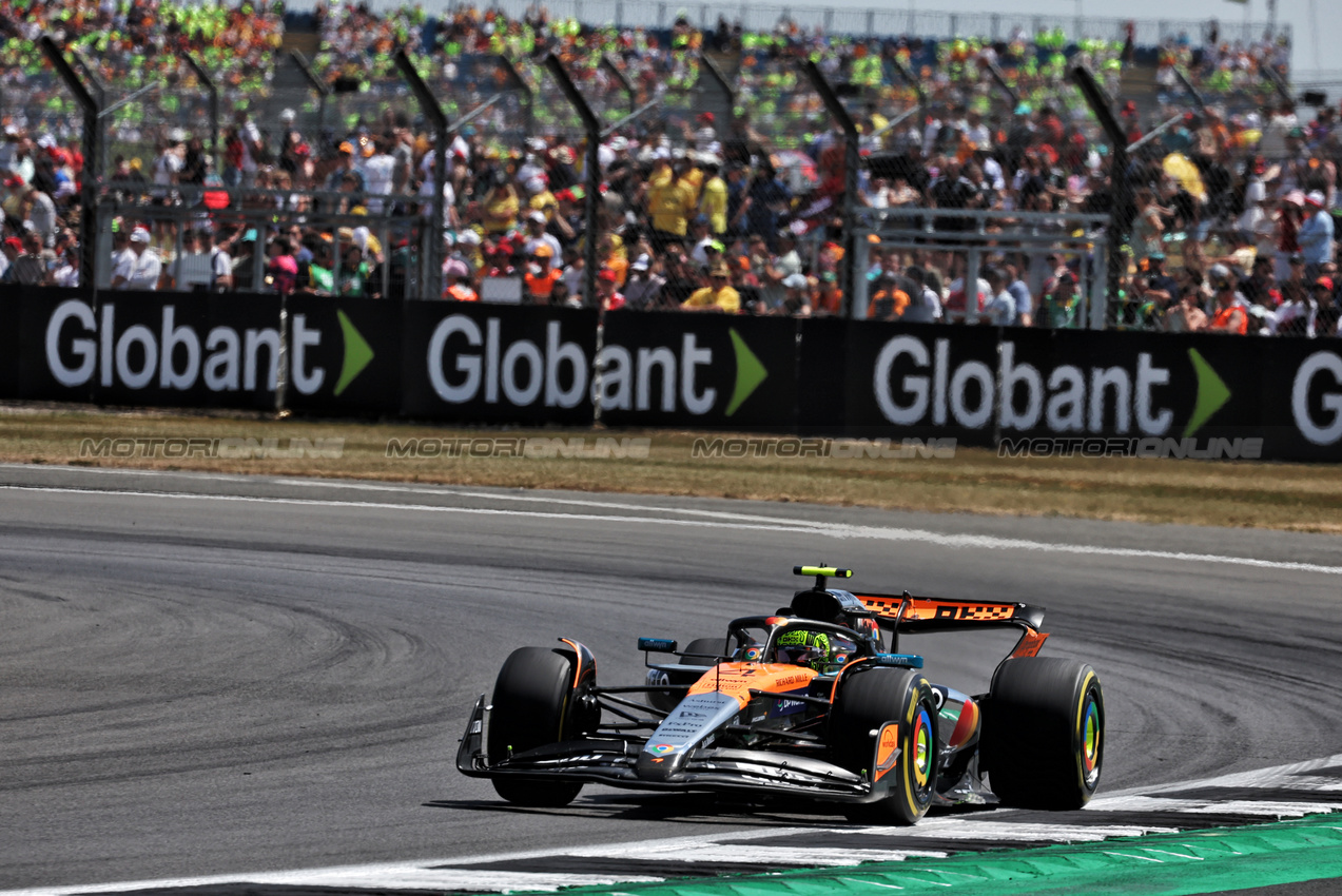 GP GRAN BRETAGNA, Lando Norris (GBR) McLaren MCL39.

04.07.2025. Formula 1 World Championship, Rd 12, British Grand Prix, Silverstone, England, Practice Day.

- www.xpbimages.com, EMail: requests@xpbimages.com © Copyright: Moy / XPB Images
