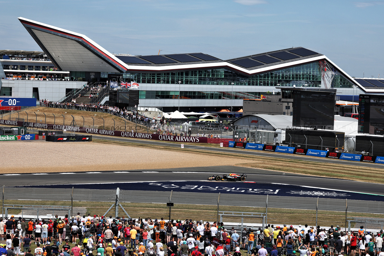 GP GRAN BRETAGNA, Arvid Lindblad (GBR) Red Bull Racing RB21 Red Bull Junior Driver.

04.07.2025. Formula 1 World Championship, Rd 12, British Grand Prix, Silverstone, England, Practice Day.

- www.xpbimages.com, EMail: requests@xpbimages.com © Copyright: Moy / XPB Images