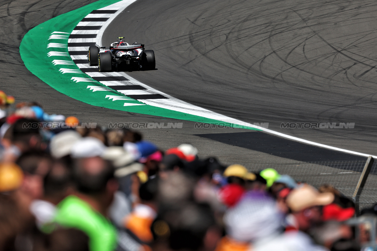 GP GRAN BRETAGNA, Oliver Bearman (GBR) Haas VF-25.

04.07.2025. Formula 1 World Championship, Rd 12, British Grand Prix, Silverstone, England, Practice Day.

- www.xpbimages.com, EMail: requests@xpbimages.com © Copyright: Moy / XPB Images