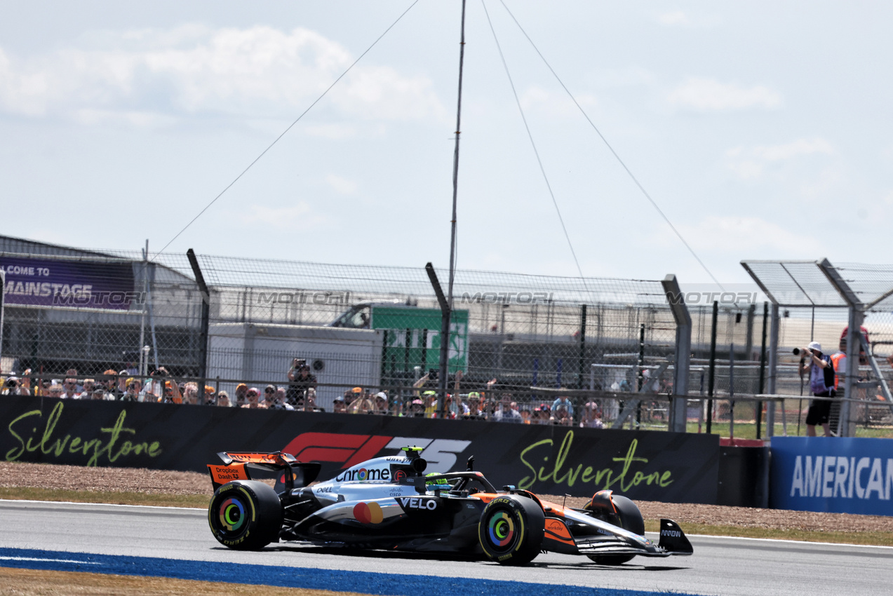 GP GRAN BRETAGNA, Lando Norris (GBR) McLaren MCL39.

04.07.2025. Formula 1 World Championship, Rd 12, British Grand Prix, Silverstone, England, Practice Day.

- www.xpbimages.com, EMail: requests@xpbimages.com © Copyright: Bearne / XPB Images