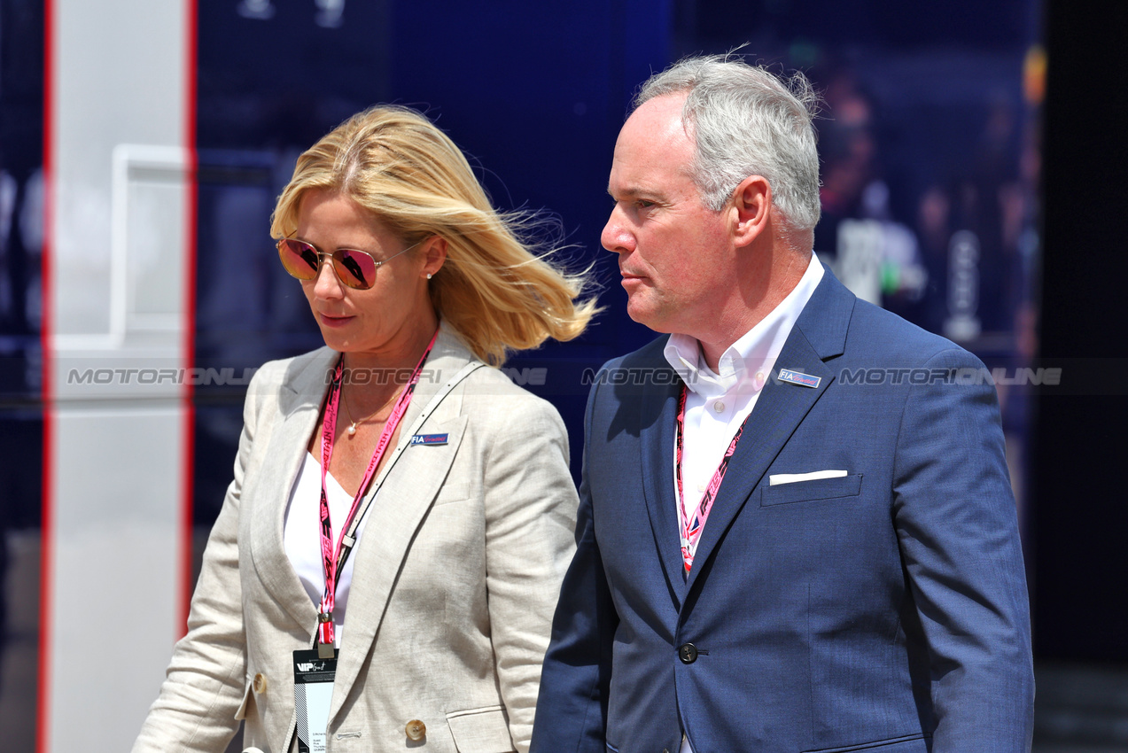 GP GRAN BRETAGNA, Tim Mayer (USA) FIA Forward with sua moglie Katie Kennedy Mayer (USA).

04.07.2025. Formula 1 World Championship, Rd 12, British Grand Prix, Silverstone, England, Practice Day.

- www.xpbimages.com, EMail: requests@xpbimages.com © Copyright: Moy / XPB Images