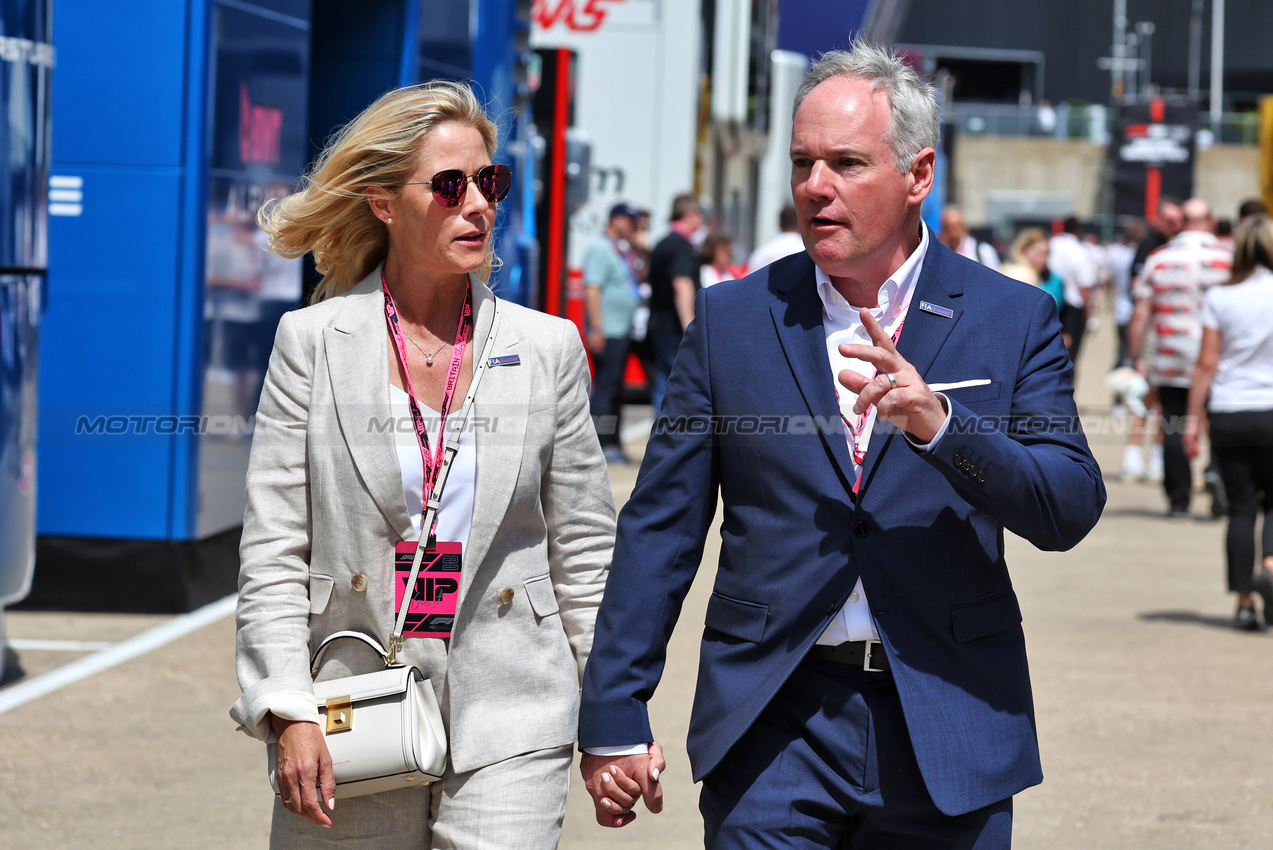 GP GRAN BRETAGNA, Tim Mayer (USA) FIA Forward with sua moglie Katie Kennedy Mayer (USA).

04.07.2025. Formula 1 World Championship, Rd 12, British Grand Prix, Silverstone, England, Practice Day.

- www.xpbimages.com, EMail: requests@xpbimages.com © Copyright: Moy / XPB Images