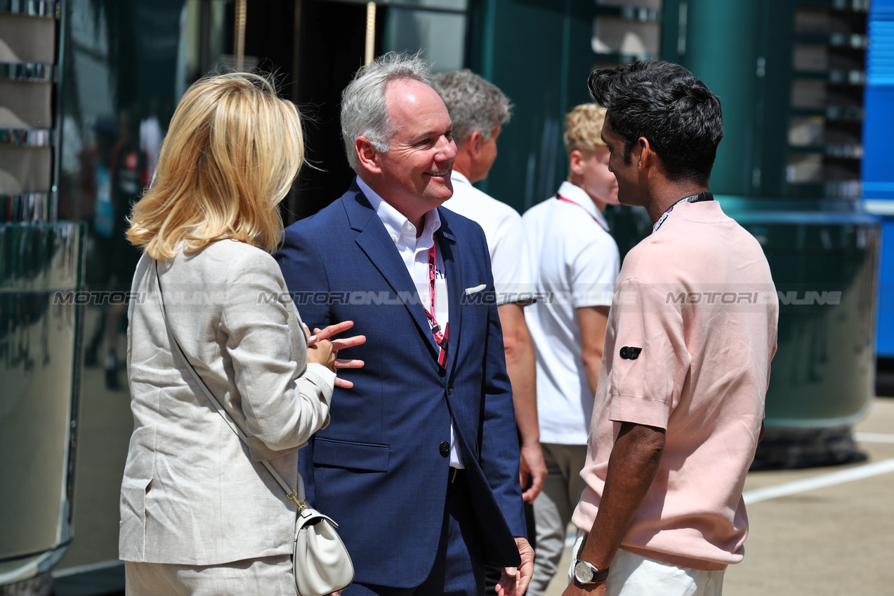 GP GRAN BRETAGNA, Tim Mayer (USA) FIA Forward with sua moglie Katie Kennedy Mayer (USA) e Lawrence Barretto (GBR) F1 Presenter.

04.07.2025. Formula 1 World Championship, Rd 12, British Grand Prix, Silverstone, England, Practice Day.

- www.xpbimages.com, EMail: requests@xpbimages.com © Copyright: Moy / XPB Images