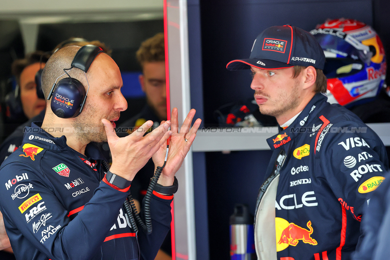 GP GRAN BRETAGNA, (L to R): Gianpiero Lambiase (ITA) Red Bull Racing Head of Racing with Max Verstappen (NLD) Red Bull Racing.

04.07.2025. Formula 1 World Championship, Rd 12, British Grand Prix, Silverstone, England, Practice Day.

- www.xpbimages.com, EMail: requests@xpbimages.com © Copyright: Batchelor / XPB Images