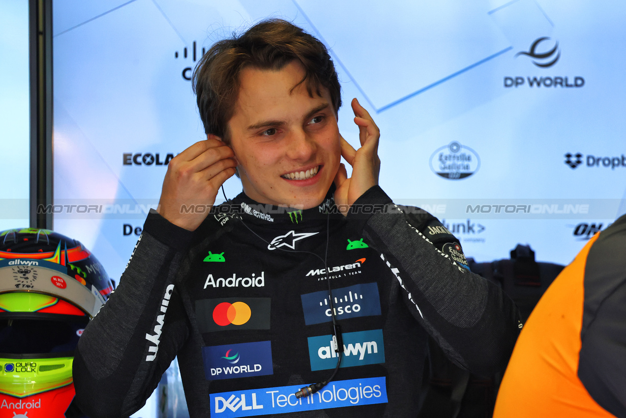 GP GRAN BRETAGNA, Oscar Piastri (AUS) McLaren.

04.07.2025. Formula 1 World Championship, Rd 12, British Grand Prix, Silverstone, England, Practice Day.

- www.xpbimages.com, EMail: requests@xpbimages.com © Copyright: Batchelor / XPB Images