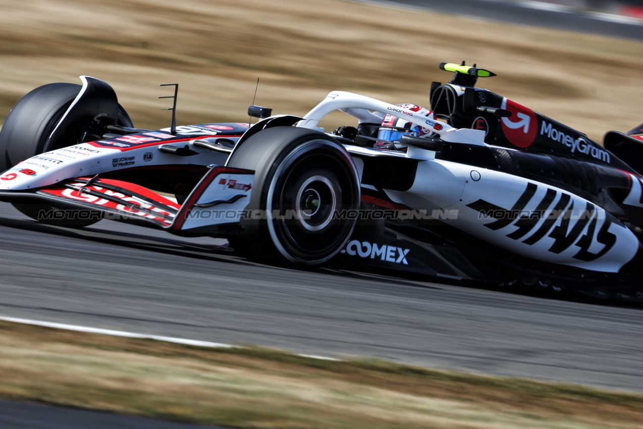 GP GRAN BRETAGNA, Oliver Bearman (GBR) Haas VF-25.

04.07.2025. Formula 1 World Championship, Rd 12, British Grand Prix, Silverstone, England, Practice Day.

- www.xpbimages.com, EMail: requests@xpbimages.com © Copyright: Bearne / XPB Images