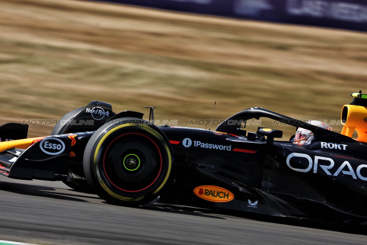 GP GRAN BRETAGNA, Yuki Tsunoda (JPN) Red Bull Racing RB21.

04.07.2025. Formula 1 World Championship, Rd 12, British Grand Prix, Silverstone, England, Practice Day.

- www.xpbimages.com, EMail: requests@xpbimages.com © Copyright: Bearne / XPB Images