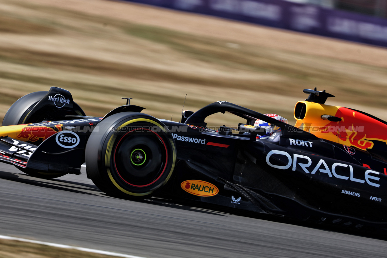 GP GRAN BRETAGNA, Max Verstappen (NLD) Red Bull Racing RB21.

04.07.2025. Formula 1 World Championship, Rd 12, British Grand Prix, Silverstone, England, Practice Day.

- www.xpbimages.com, EMail: requests@xpbimages.com © Copyright: Bearne / XPB Images