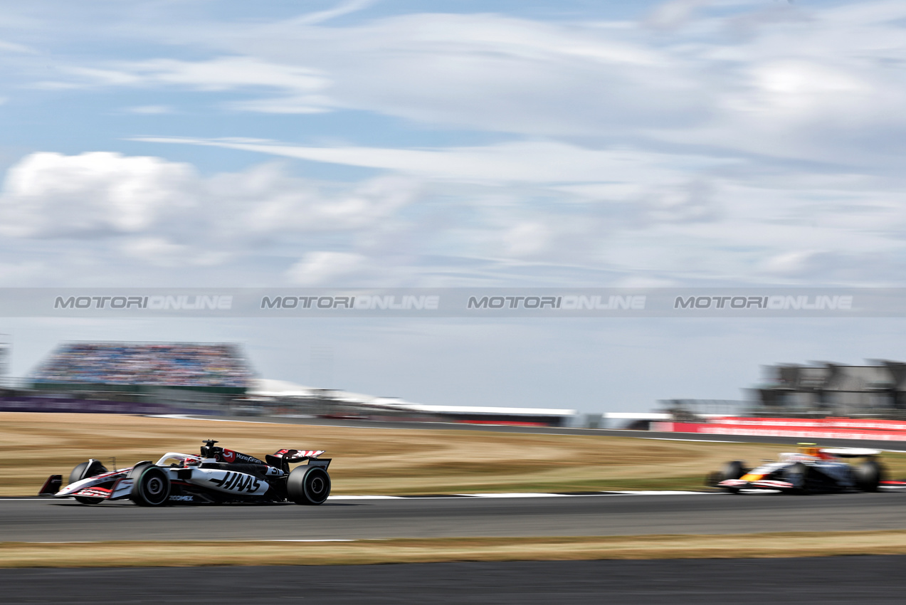 GP GRAN BRETAGNA, Esteban Ocon (FRA) Haas VF-25.

04.07.2025. Formula 1 World Championship, Rd 12, British Grand Prix, Silverstone, England, Practice Day.

- www.xpbimages.com, EMail: requests@xpbimages.com © Copyright: Bearne / XPB Images