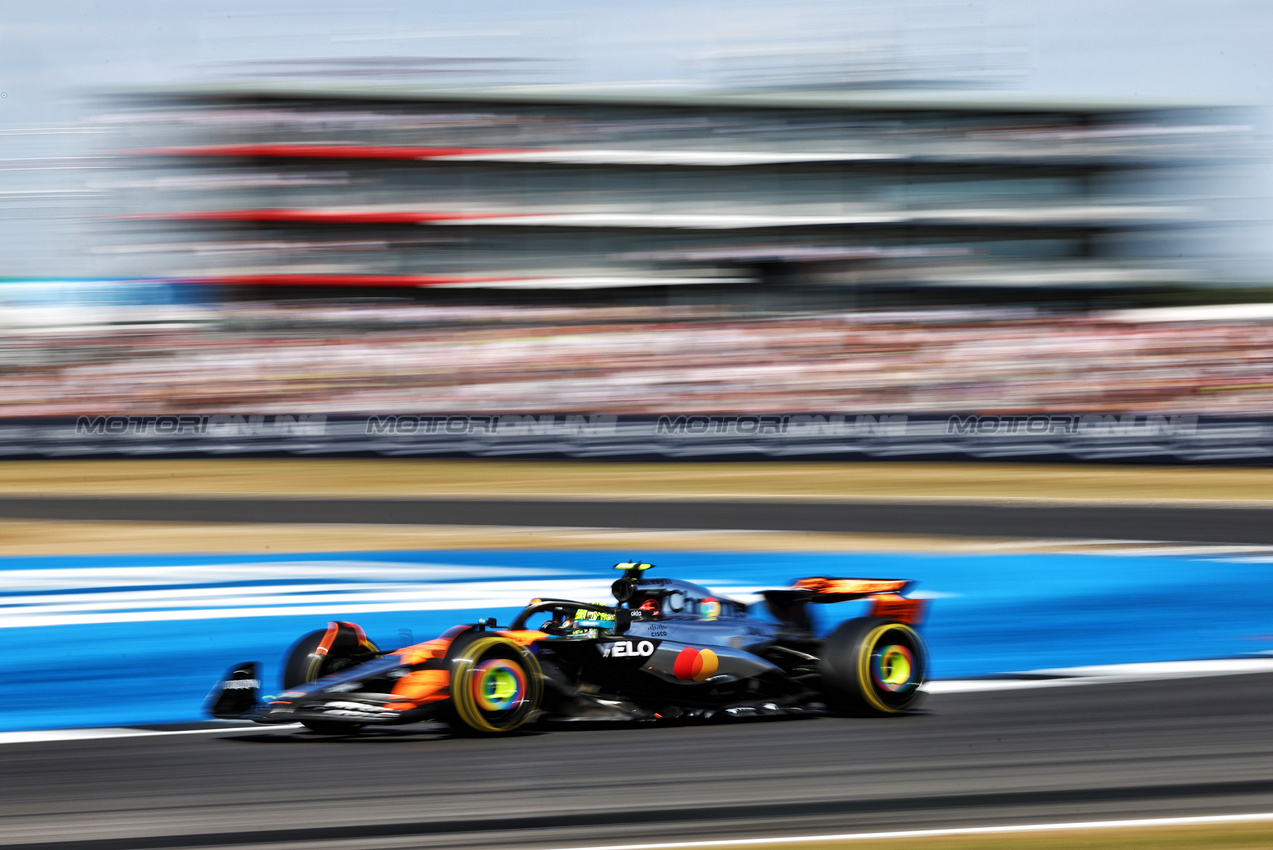 GP GRAN BRETAGNA, Lando Norris (GBR) McLaren MCL39.

04.07.2025. Formula 1 World Championship, Rd 12, British Grand Prix, Silverstone, England, Practice Day.

- www.xpbimages.com, EMail: requests@xpbimages.com © Copyright: Charniaux / XPB Images