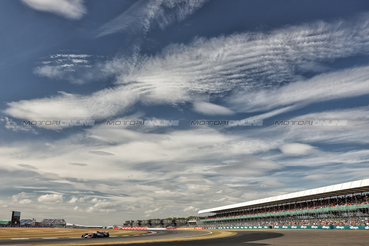 GP GRAN BRETAGNA, Oliver Bearman (GBR) Haas VF-25.

04.07.2025. Formula 1 World Championship, Rd 12, British Grand Prix, Silverstone, England, Practice Day.

- www.xpbimages.com, EMail: requests@xpbimages.com © Copyright: Bearne / XPB Images