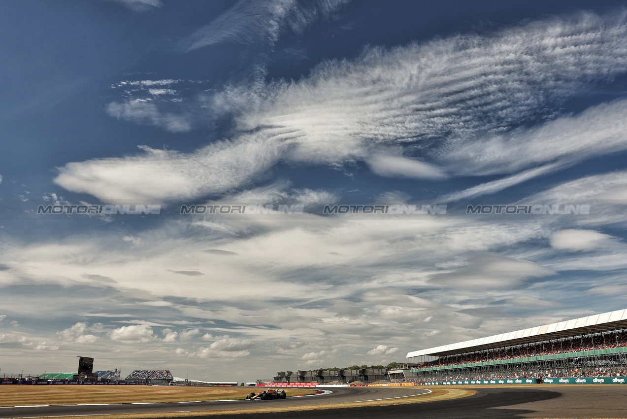 GP GRAN BRETAGNA, Yuki Tsunoda (JPN) Red Bull Racing RB21.

04.07.2025. Formula 1 World Championship, Rd 12, British Grand Prix, Silverstone, England, Practice Day.

- www.xpbimages.com, EMail: requests@xpbimages.com © Copyright: Bearne / XPB Images