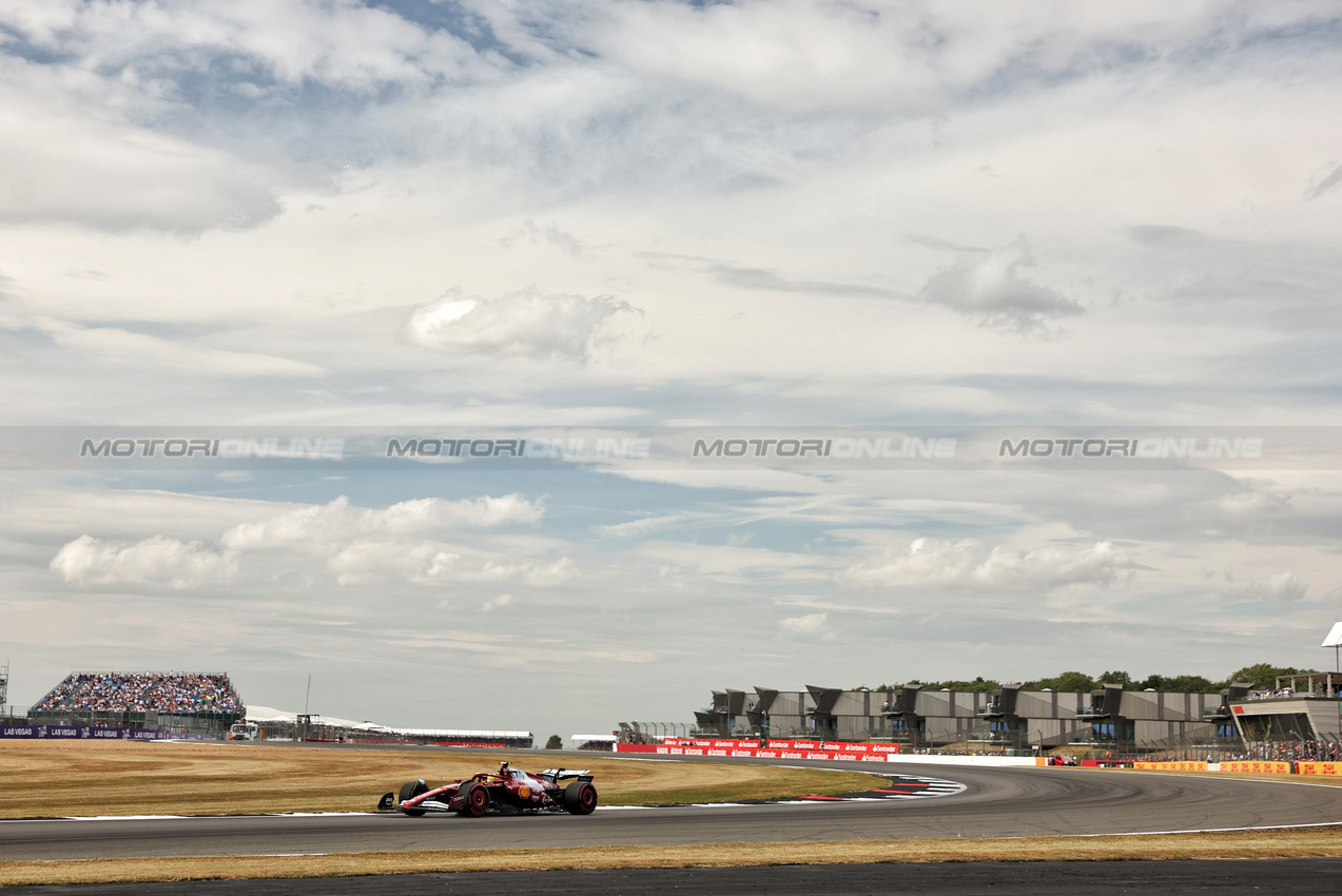GP GRAN BRETAGNA, Lewis Hamilton (GBR) Ferrari SF-25.

04.07.2025. Formula 1 World Championship, Rd 12, British Grand Prix, Silverstone, England, Practice Day.

- www.xpbimages.com, EMail: requests@xpbimages.com © Copyright: Bearne / XPB Images