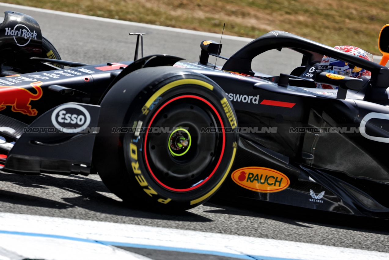GP GRAN BRETAGNA, Max Verstappen (NLD) Red Bull Racing RB21.

04.07.2025. Formula 1 World Championship, Rd 12, British Grand Prix, Silverstone, England, Practice Day.

- www.xpbimages.com, EMail: requests@xpbimages.com © Copyright: Bearne / XPB Images