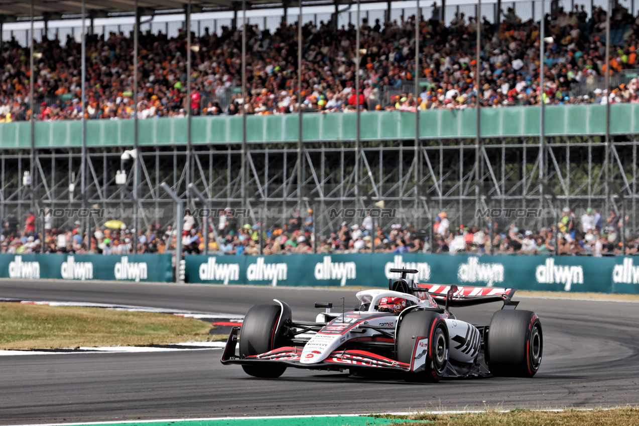 GP GRAN BRETAGNA, Esteban Ocon (FRA) Haas VF-25.

04.07.2025. Formula 1 World Championship, Rd 12, British Grand Prix, Silverstone, England, Practice Day.

- www.xpbimages.com, EMail: requests@xpbimages.com © Copyright: Bearne / XPB Images