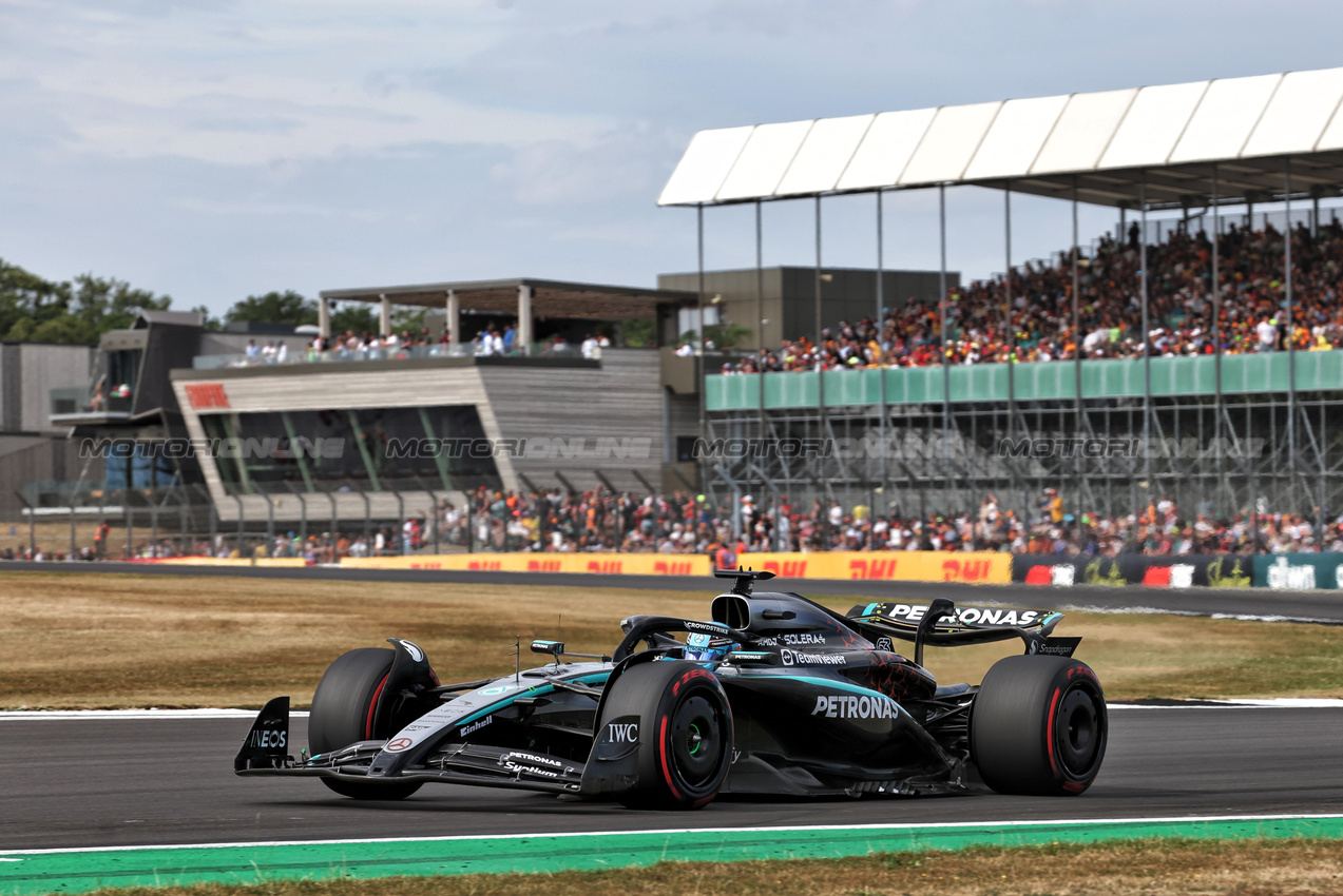 GP GRAN BRETAGNA, George Russell (GBR) Mercedes AMG F1 W16.

04.07.2025. Formula 1 World Championship, Rd 12, British Grand Prix, Silverstone, England, Practice Day.

- www.xpbimages.com, EMail: requests@xpbimages.com © Copyright: Bearne / XPB Images