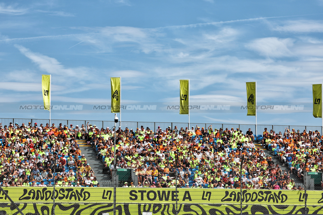 GP GRAN BRETAGNA, Circuit Atmosfera - fans in the Lando Norris (GBR) McLaren 'Landostand' grandstand.

04.07.2025. Formula 1 World Championship, Rd 12, British Grand Prix, Silverstone, England, Practice Day.

- www.xpbimages.com, EMail: requests@xpbimages.com © Copyright: Moy / XPB Images