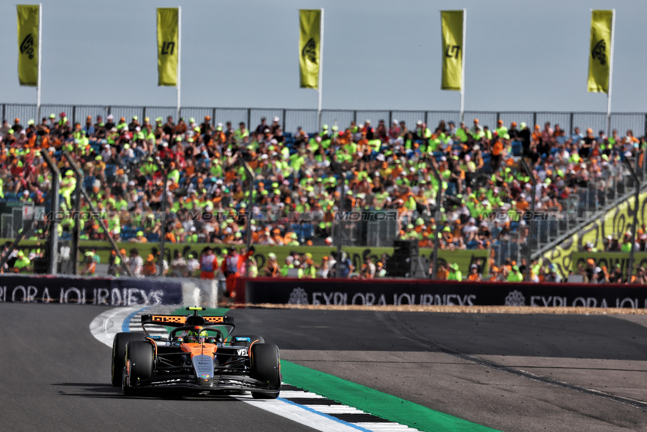 GP GRAN BRETAGNA, Lando Norris (GBR) McLaren MCL39.

04.07.2025. Formula 1 World Championship, Rd 12, British Grand Prix, Silverstone, England, Practice Day.

- www.xpbimages.com, EMail: requests@xpbimages.com © Copyright: Moy / XPB Images