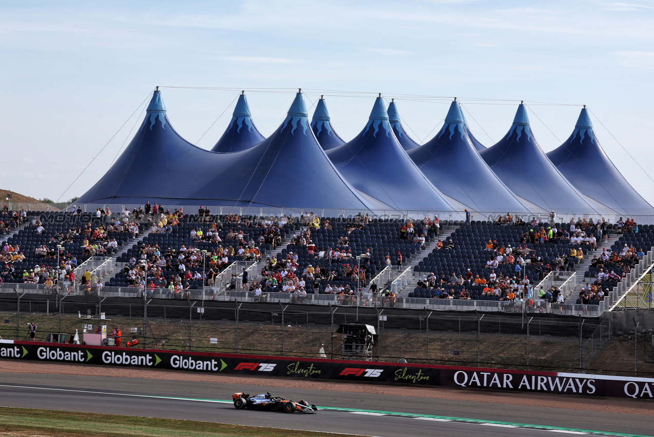 GP GRAN BRETAGNA, Oscar Piastri (AUS) McLaren MCL39.

04.07.2025. Formula 1 World Championship, Rd 12, British Grand Prix, Silverstone, England, Practice Day.

- www.xpbimages.com, EMail: requests@xpbimages.com © Copyright: Moy / XPB Images