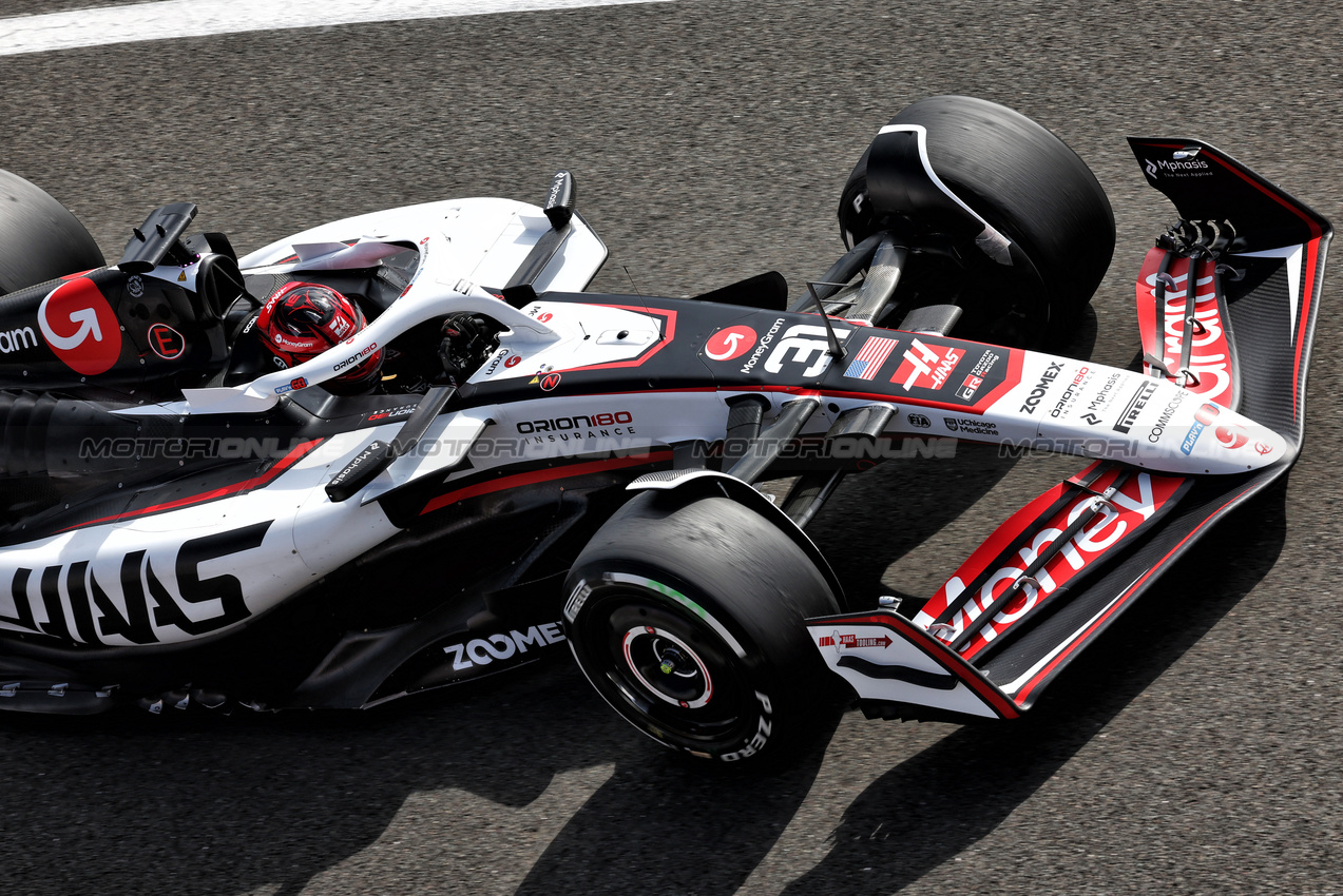 GP GRAN BRETAGNA, Esteban Ocon (FRA) Haas VF-25.

04.07.2025. Formula 1 World Championship, Rd 12, British Grand Prix, Silverstone, England, Practice Day.

- www.xpbimages.com, EMail: requests@xpbimages.com © Copyright: Moy / XPB Images
