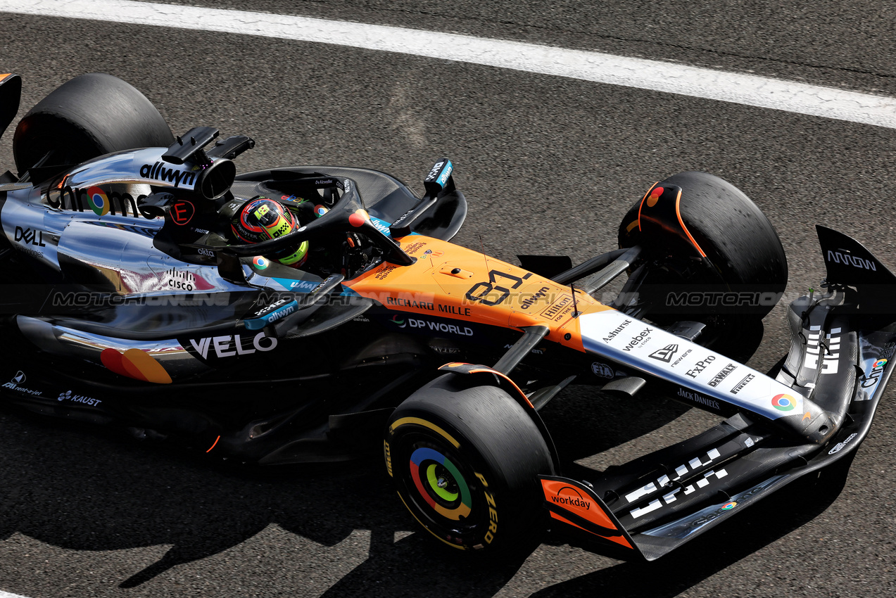 GP GRAN BRETAGNA, Oscar Piastri (AUS) McLaren MCL39.

04.07.2025. Formula 1 World Championship, Rd 12, British Grand Prix, Silverstone, England, Practice Day.

- www.xpbimages.com, EMail: requests@xpbimages.com © Copyright: Moy / XPB Images