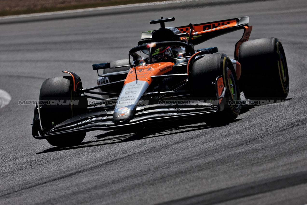 GP GRAN BRETAGNA, Oscar Piastri (AUS) McLaren MCL39.

04.07.2025. Formula 1 World Championship, Rd 12, British Grand Prix, Silverstone, England, Practice Day.

- www.xpbimages.com, EMail: requests@xpbimages.com © Copyright: Bearne / XPB Images
