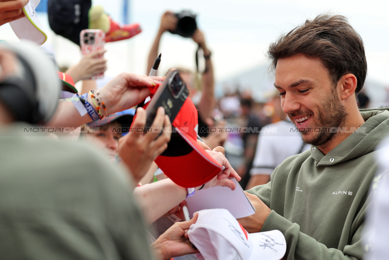 GP GRAN BRETAGNA, Pierre Gasly (FRA) Alpine F1 Team with fans.

04.07.2025. Formula 1 World Championship, Rd 12, British Grand Prix, Silverstone, England, Practice Day.

 - www.xpbimages.com, EMail: requests@xpbimages.com © Copyright: Rew / XPB Images