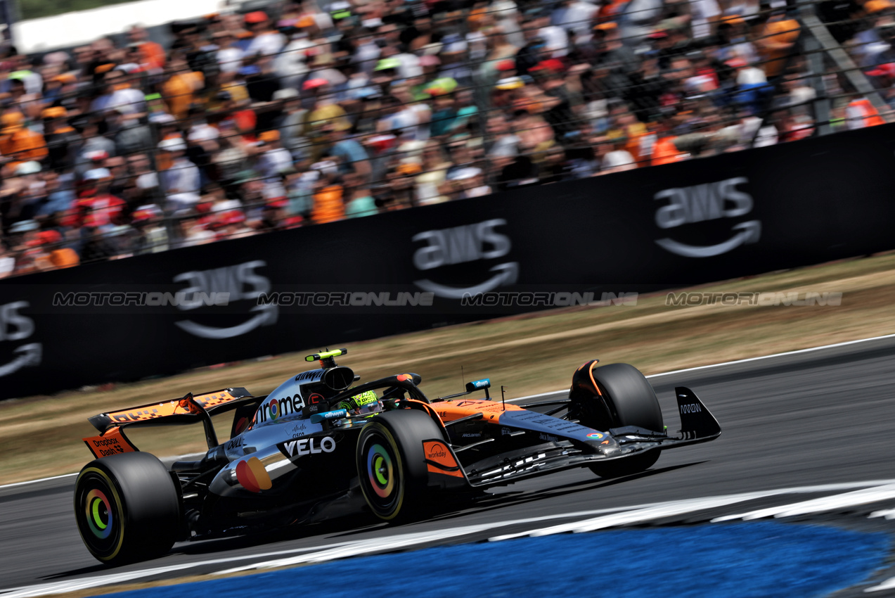 GP GRAN BRETAGNA, Lando Norris (GBR) McLaren MCL39.

04.07.2025. Formula 1 World Championship, Rd 12, British Grand Prix, Silverstone, England, Practice Day.

- www.xpbimages.com, EMail: requests@xpbimages.com © Copyright: Charniaux / XPB Images