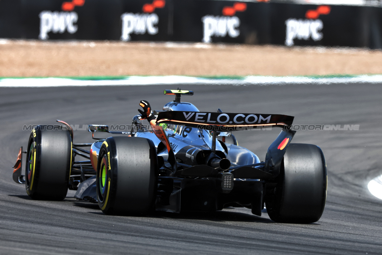 GP GRAN BRETAGNA, Lando Norris (GBR) McLaren MCL39.

04.07.2025. Formula 1 World Championship, Rd 12, British Grand Prix, Silverstone, England, Practice Day.

- www.xpbimages.com, EMail: requests@xpbimages.com © Copyright: Charniaux / XPB Images