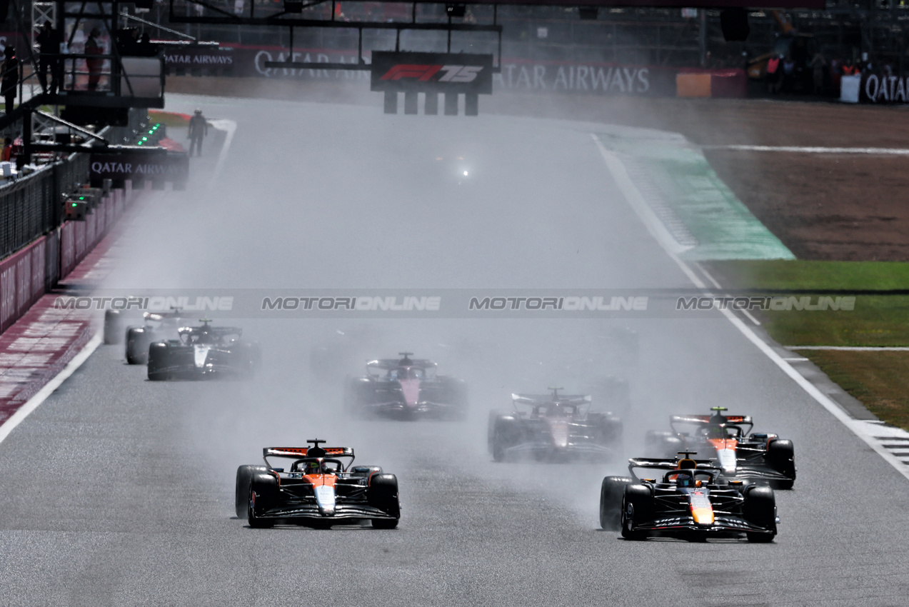 GP GRAN BRETAGNA, Max Verstappen (NLD) Red Bull Racing RB21 davanti a at the partenza of the race.

06.07.2025. Formula 1 World Championship, Rd 12, British Grand Prix, Silverstone, England, Gara Day.

- www.xpbimages.com, EMail: requests@xpbimages.com © Copyright: Batchelor / XPB Images