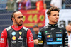 GP GRAN BRETAGNA, (L to R): Lewis Hamilton (GBR) Ferrari e Lando Norris (GBR) as the grid observes the national anthem.

06.07.2025. Formula 1 World Championship, Rd 12, British Grand Prix, Silverstone, England, Gara Day.

- www.xpbimages.com, EMail: requests@xpbimages.com © Copyright: Batchelor / XPB Images