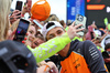 GP GRAN BRETAGNA, Lando Norris (GBR) McLaren with fans.

06.07.2025. Formula 1 World Championship, Rd 12, British Grand Prix, Silverstone, England, Gara Day.

 - www.xpbimages.com, EMail: requests@xpbimages.com © Copyright: Rew / XPB Images