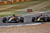 GP GRAN BRETAGNA, Oscar Piastri (AUS) McLaren MCL39 e Max Verstappen (NLD) Red Bull Racing RB21 battle for position.

06.07.2025. Formula 1 World Championship, Rd 12, British Grand Prix, Silverstone, England, Gara Day.

 - www.xpbimages.com, EMail: requests@xpbimages.com © Copyright: Rew / XPB Images