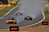 GP GRAN BRETAGNA, Oscar Piastri (AUS) McLaren MCL39 davanti a Max Verstappen (NLD) Red Bull Racing RB21 behind the Mercedes FIA Safety Car.

06.07.2025. Formula 1 World Championship, Rd 12, British Grand Prix, Silverstone, England, Gara Day.

 - www.xpbimages.com, EMail: requests@xpbimages.com © Copyright: Rew / XPB Images